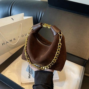 Sac croissant en daim marron foncé rétro avec chaîne dorée et poignée en coffret cadeau