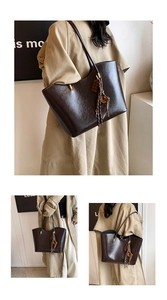 Dettaglio della pelle martellata vintage e del ciondolo a nappa della borsa tote