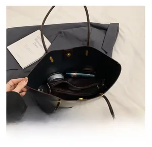 Détail de l'intérieur du grand sac fourre-tout en cuir PU marron foncé et capacité