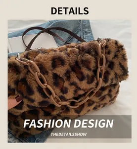 Détail d'un sac d'épaule en peluche imprimé léopard avec chaîne en résine et cuir