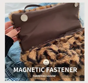 Vue macro du fermoir magnétique d'un sac bandoulière en fausse fourrure léopard