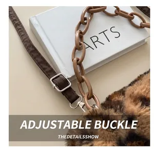 Détail du sac en fausse fourrure léopard avec bandoulière réglable et chaîne en résine