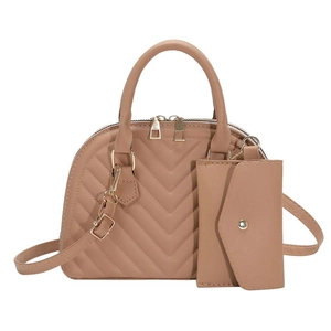 Sac dôme beige matelassé pour femme avec porte-monnaie assorti et détails dorés