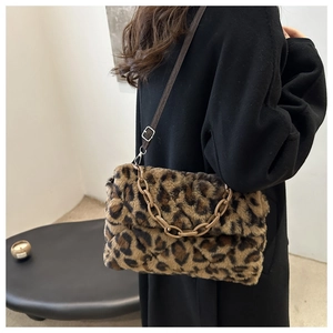 Dettaglio borsa a spalla leopardata in ecopelliccia con catena in resina e tracolla
