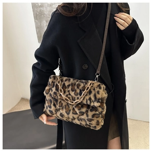 Détail du sac en peluche léopard avec chaîne décorative et bandoulière marron