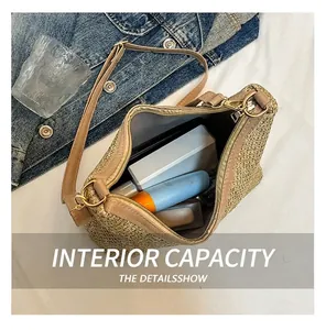 Vue intérieure d'un sac en paille tressée montrant la capacité pour cosmétiques