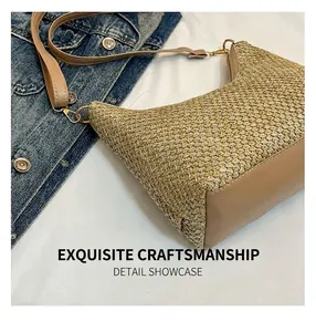 Détails d'un sac hobo en paille avec texture tressée et boucle en métal doré