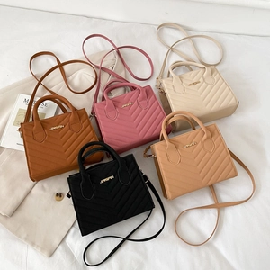 Fashionable V-quilted small square handbags in five colors with metal logo and shoulder straps
