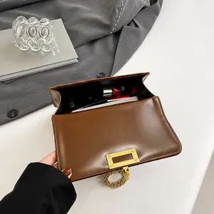 Innenansicht der braunen Leder-Umhängetasche mit Platz für Handy und Kosmetikartikel