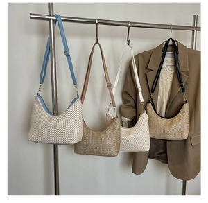 Quatre sacs cabas tissés en diverses couleurs avec bandoulières en similicuir réglables
