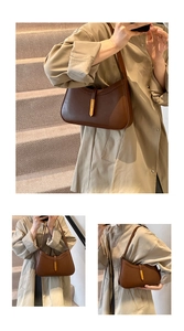 Détail du sac sous l'aisselle en cuir marron foncé avec boucle dorée et fine