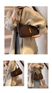 Gros plan d'un sac sous le bras en cuir marron vintage avec boucle dorée élégante