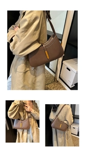Détail du sac demi-lune en cuir marron foncé avec un fermoir à boucle en métal doré