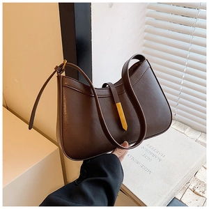 Détail du sac hobo marron vintage avec fermoir en métal doré et cuir PU au fini mat