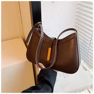 Gros plan sur le sac demi-lune en cuir PU marron avec boucle en métal doré élégante