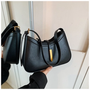 Détail d'un sac hobo noir en cuir mat avec des finitions métalliques dorées élégantes