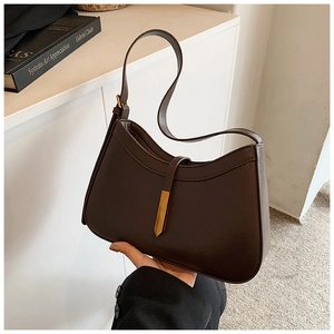 Détail du sac hobo marron foncé avec cuir de qualité et boucle métallique dorée
