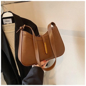 Détail d'un sac à bandoulière marron café avec boucle en métal doré et sangle réglable