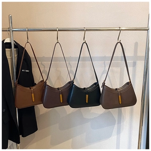 Détails des sacs à main demi-lune minimalistes en quatre couleurs sur un présentoir métal
