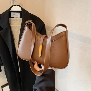 Sac hobo marron minimaliste avec bandoulière réglable et boucle métallique dorée chic