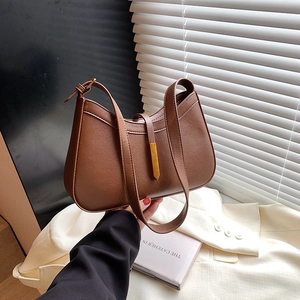 Sac à bandoulière marron en demi-lune avec texture litchi et décor en métal doré