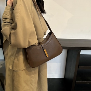 Sac d'épaule rétro marron foncé avec fermoir doré et forme élégante de croissant