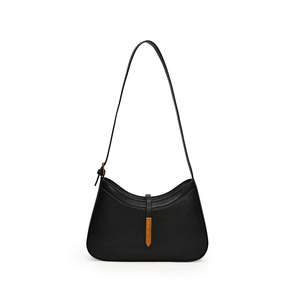 Sac sous le bras minimaliste en cuir noir avec boucle dorée et forme courbée