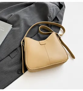 Détail du sac hobo beige avec coutures verticales et garniture métallique Fashion