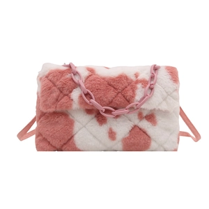 Sac bandoulière en peluche rose à motif léopard avec texture matelassée et chaîne