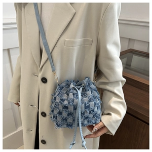 Sac seau en denim tie-dye avec motif à carreaux bleu-blanc et bords effilochés