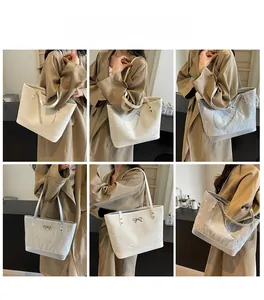 Détails de grands sacs cabas en blanc et argent avec nœuds métalliques pour femmes