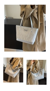 Trois vues d'un sac cabas argenté plissé avec nœud porté avec un trench-coat kaki