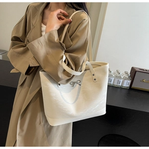 Grand sac cabas blanc avec nœud en métal argenté et texture en cuir naturel