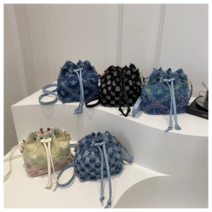 Collection de sacs seaux en denim à cordon avec motifs à carreaux et étoiles et glands