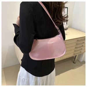 Bolso de hombro en charol rosa con diseño curvado elegante y cremallera dorada