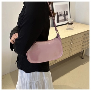 Bolso de hombro en charol rosa brillante con diseño curvo y correa delgada