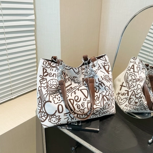 Borsa Tote da Donna con Graffiti Grande Capacità in Tela PU Borsa a Tracolla Moda di Strada Borsa a Mano Decorazione Catena Metallo