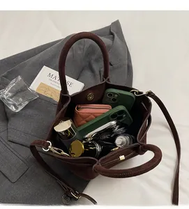 Innenansicht der dunkelbraunen Wildleder-Beuteltasche mit großem Fassungsvermögen für Utensilien