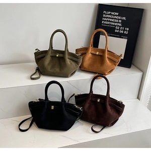 Details von matten Wildleder-Eimertaschen in Olive, Camel und Schwarz mit Goldbeschlag