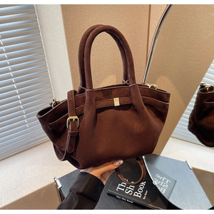 Details einer dunkelbraunen Tote-Bag aus Wildlederimitat mit verstellbarem Gurt