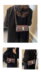 Vue triple d'un sac à bandoulière en cuir brun rouge foncé avec fermoir doré rotatif