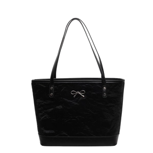 Sac fourre-tout noir minimaliste avec texture froncée et nœud argenté pour femme chic