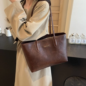 Large capacity dark brown tote bag in retro textured leather for urban commute style