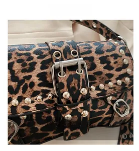 Détail du sac à main léopard avec rivets métalliques argentés et boucle ardillon