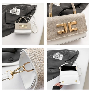 Detalle del bolso blanco con solapa de tweed dorado y hebilla metálica con logotipo