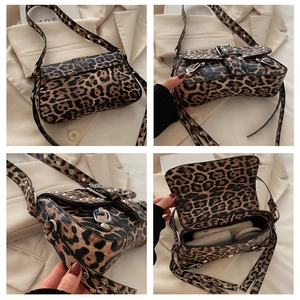 Vue détaillée du sac bandoulière léopard avec rivets vintage et sangle réglable