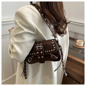 Détail du sac punk rétro avec des rivets argentés et une boucle métallique design