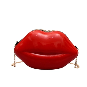 Elegante borsa a tracolla rossa a forma di labbra in pelle verniciata lucida