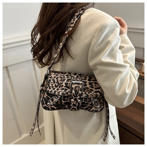 Vue détaillée du sac léopard avec rivets argentés et boucles de style punk chic