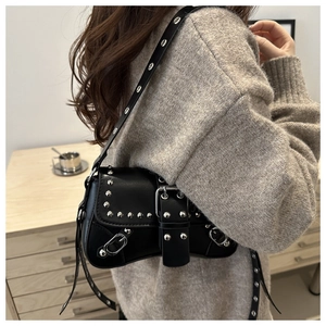 Détail du sac porté épaule punk noir avec rivets argentés et boucles métalliques